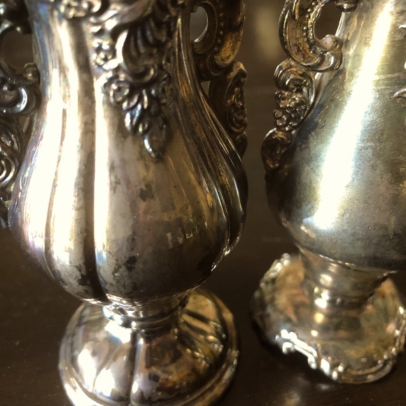 Two Baroque Wallace Silverplate Shakers - Picture 6 of 14